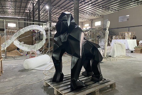 Geometric Black Stainless Steel Gorilla Sculpture – Modern Custom Animal Art for Indoors & Outdoors